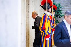 Sulyok Tamás a pápához érkezik látogatóba / Fotó: Facebook