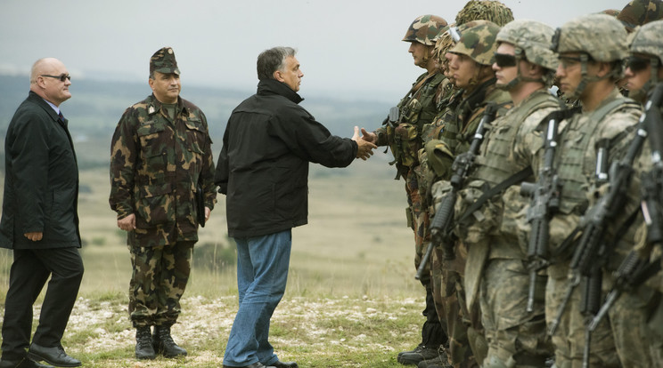 Hadsereget toboroz Orbán / Fotó: MTI-Koszticsák Szilárd