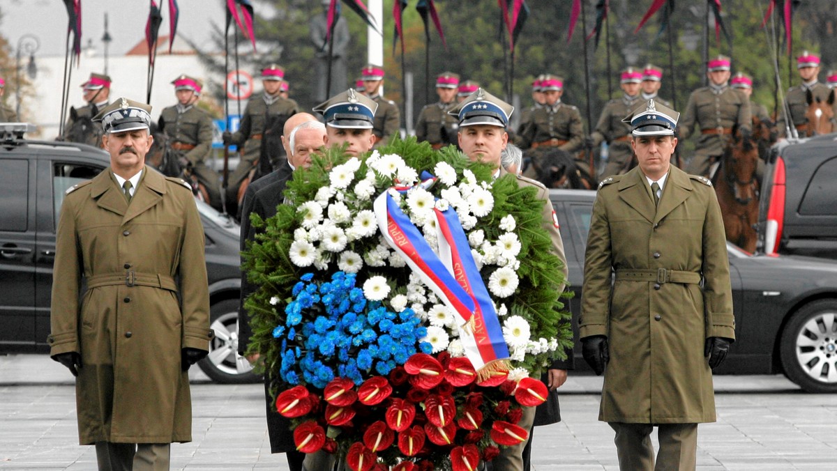 Już w niedzielę Święto Niepodległości. W Warszawie odbędzie się kilkanaście zgromadzeń publicznych, w tym cztery marsze, w których weźmie udział nawet kilkadziesiąt tysięcy osób. Będzie też bieg uliczny. To wszystko wiąże się ze zmianami w ruchu. Sprawdź, gdzie w niedzielę nie wjedziesz i nie zaparkujesz.