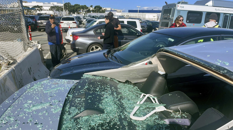Teljesen összeroncsolódott autók a San Fransiscó-i repülőtér dolgozói parkolójában, miután a United Airlines Japánba tartó Boeing 777-es repülőgépének felszállás közben leszakadt az egyik kereke és az autóra zuhant . A gép ezt követően sikeres kényszerleszállást hajtott végre Los Angelesben, a balesetben senki sem sérült meg / Fotó: Profmedia