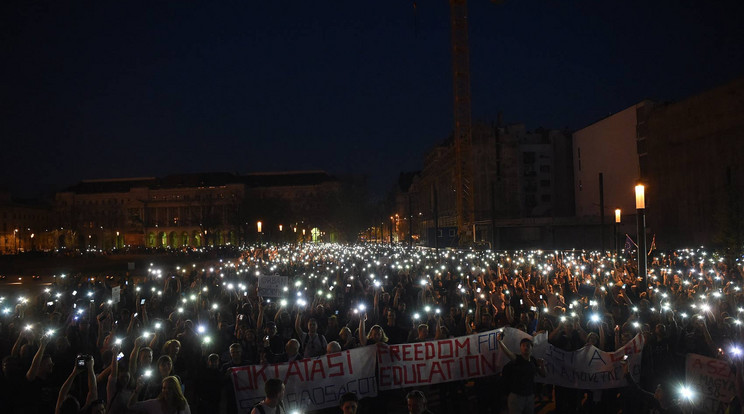 Több tízezren tüntettek vasárnap a CEU-ért / Fotó: MTI