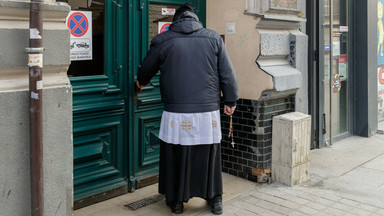 Parafianie muszą jeszcze poczekać na pierwszą mszę, ale ksiądz już chodzi po kolędzie. Diecezja się tłumaczy