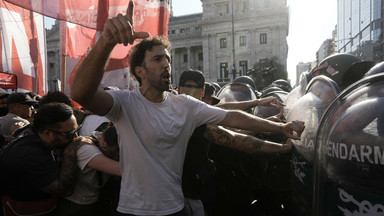 Przepychanki przed argentyńskim parlamentem. Użyto gazu pieprzowego