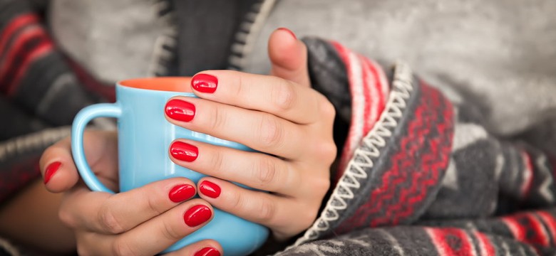 Czerwone wino, a może gorąca czekolada? Modny i seksowny manicure