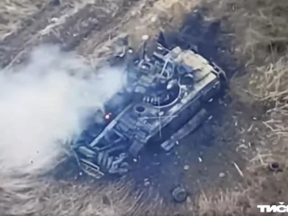 Płonący rosyjski czołg na przedmieściach Wuhłedaru