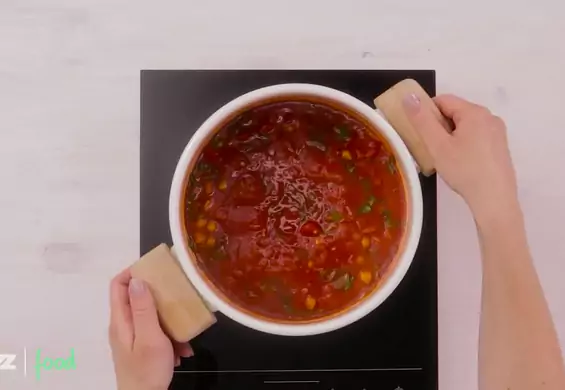 Szybka zupa pomidorowa z cieciorką