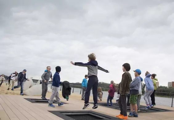 Wpadajcie poskakać na trampolinach na nowym bulwarze. Warszawa pięknieje [ZDJĘCIA]