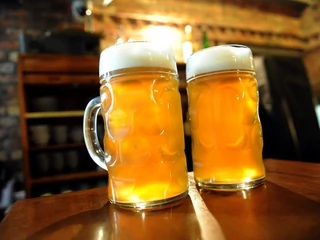 Za średnią pensję można kupić w Polsce o 338 butelek piwa więcej niż podczas ostatniego mundialu