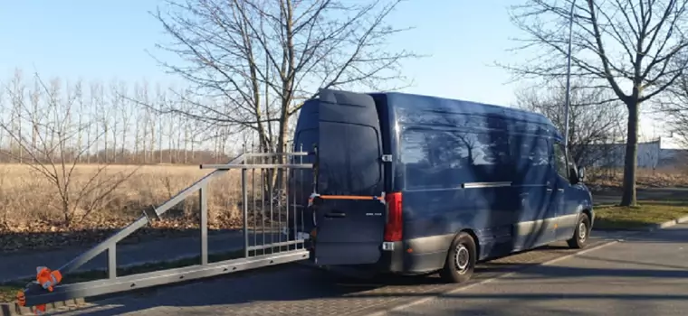 Polak potrafi! Kierowca wiózł w Niemczech bramę wystającą 3,7 m poza obrys auta