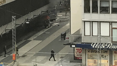 Atak w centrum Sztokholmu. Ciężarówka wjechała w tłum ludzi
