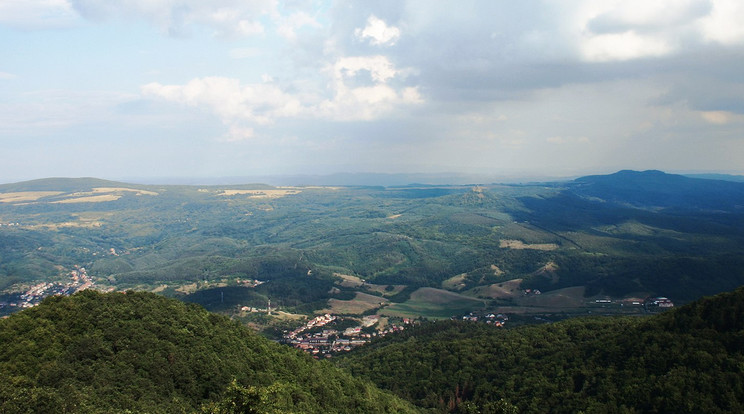 A Salgótarján felett magasodó hegy
gerincén halad át a szlovák–magyar
határ, kilátójából tiszta időben a Tátrától
a Dunakanyarig is elláthatunk