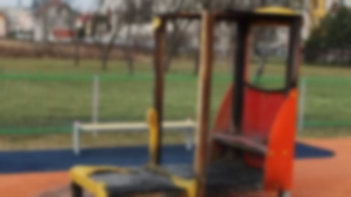 Oleśnica: troje nastolatków podpaliło lokomotywę na placu zabaw