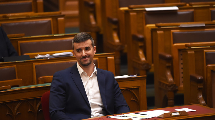 Jakab Péter, a Jobbik frakcióvezetője ül Orbán Viktor miniszterelnök székében / Fotó: MTI Illyés Tibor