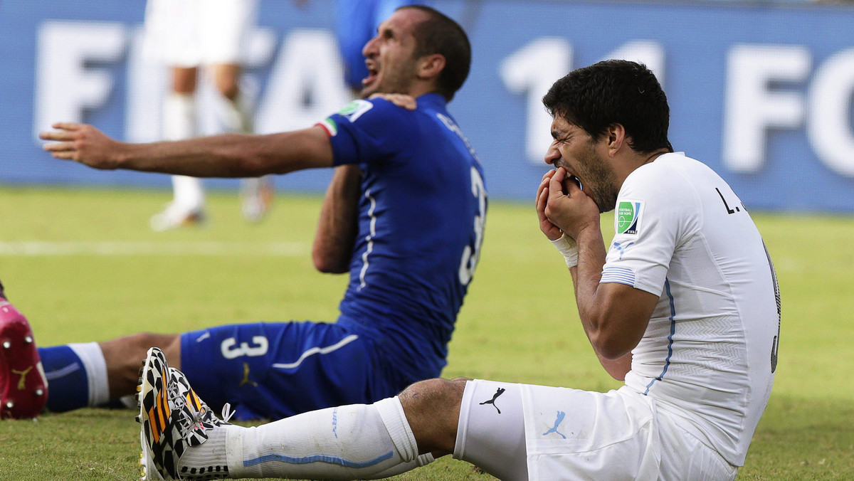 Luis Suarez znowu to zrobił. Czołowy piłkarz reprezentacji Urugwaju ugryzł przeciwnika, a po chwili rozsiadł się na murawie jakby miał prosić o wykałaczki. Ten incydent z jego udziałem to recydywa. "Kanibal z Anfield" już kiedyś żałował i przepraszał, ale najwyraźniej nieszczerze.