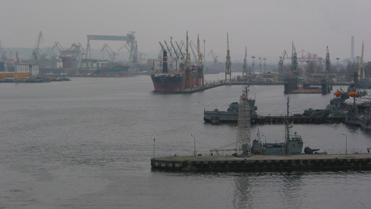 Sąd Rejonowy w Gdańsku ogłosił tzw. upadłość likwidacyjną Stoczni Marynarki Wojennej w Gdyni. Zakład stracił płynność finansową. Przez prawie półtora roku spółka była w tzw. upadłości układowej.