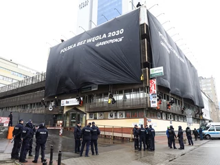 Aktywiści Greenpeace zasłaniający siedzibę PiS. Warszawa, 14 maja 2019 r.