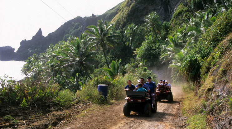Aszfaltozott út alig van a szigeten, kvadokkal közlekednek a családok / Fotó: Profimedia-RedDot