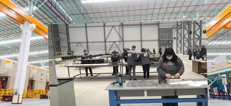 Rosjanie pokazują "fabrykę dronów". Brak gniazdek elektrycznych, jeden laptop i ołówek z linijką