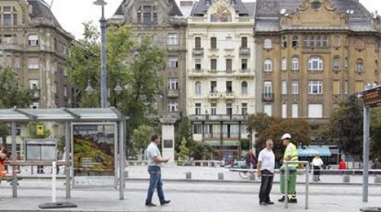 Betömték a lyukat a Fővám téren