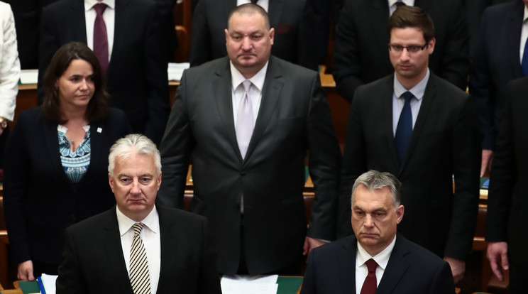 Orbán Viktor kormányfő (jobbra) és helyettese Semjén Zsolt vezetésével tette le az esküt a kormánypárti frakció /Fotó: Isza Ferenc