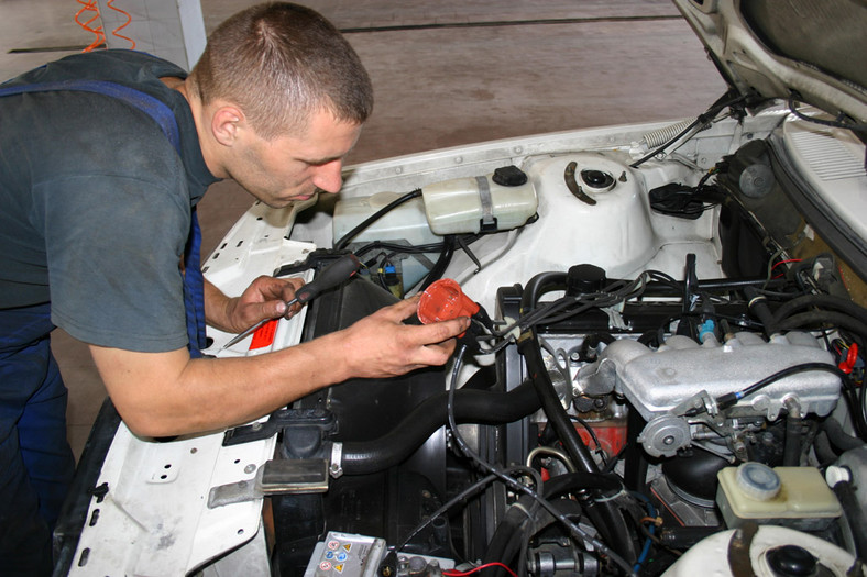 Auto na zimę: Zapłon i świece żarowe. Zadbaj o auto, bo nie zapali!