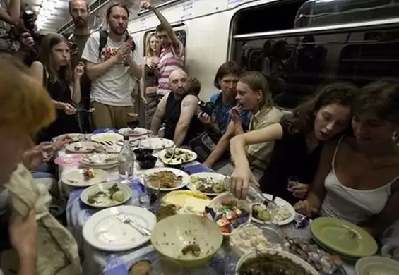 Stół, wódka i impreza - zobacz, jakie najdziwniejsze rzeczy dzieją się w rosyjskim metrze