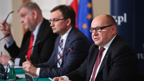 Od lewej  prokurator krajowy Bogdan Święczkowski, minister sprawiedliwości prokurator generalny Zbigniew Ziobro oraz prokurator regionalny w Warszawie Andrzej Szeliga