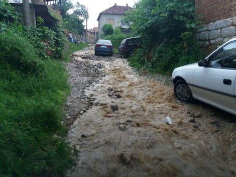 НЕВРЕМЕ ПОТОПИЛО ПИРОТ Град, села и насеља ПЛИВАЛИ у води (фото)