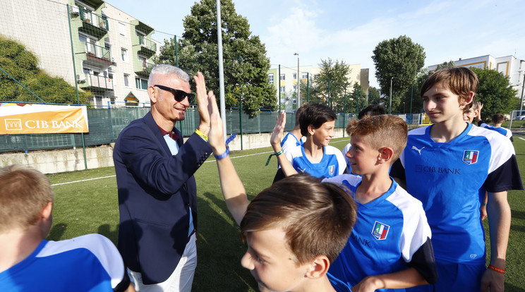 Ravanelli júliustól az ukrán 
Arszenal Kijev edzője lesz.
Előtte magyar gyerekeket 
látogatott meg /Fotó: Fuszek Gábor