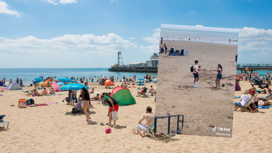 Matka opalała się i nie zauważyła zaginięcia dziecka. O krok od tragedii na plaży