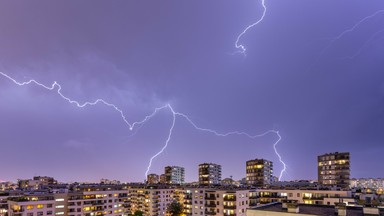 Przesądy na temat burz. Zasłanianie luster i moc psich ogonów