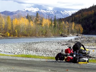 Droga, którą pokonywał Piotr Strzeżysz rowerem z Alaski do Kanady, znana jest jako Alaska Highway. Trasa o długości 2650 km, została zbudowana w rekordowo szybkim czasie, bo zaledwie ośmiu i pół miesiąca