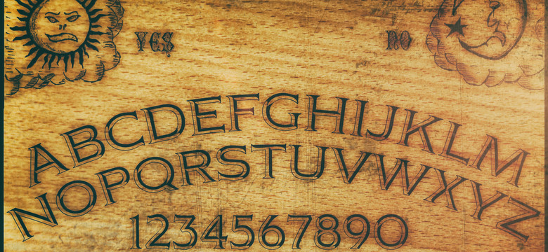 Ouija — tabliczka do rozmów z duchami — coraz bardziej popularna dzięki filmowi