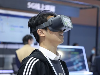 Uczestnik 2020 Global Industrial Internet Conference (GIIC) w Shenyangu testuje gogle VR, 18.10.2020