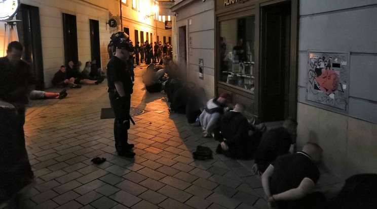 A randalírozó szurkolókat csak nehezen tudták megfékezni a szlovák rendőrök / Fotó: Szlovák Köztársaság Facebook