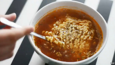 Jak zupki chińskie działają na organizm człowieka? Po tym, co zobaczysz, już nigdy ich nie zjesz…