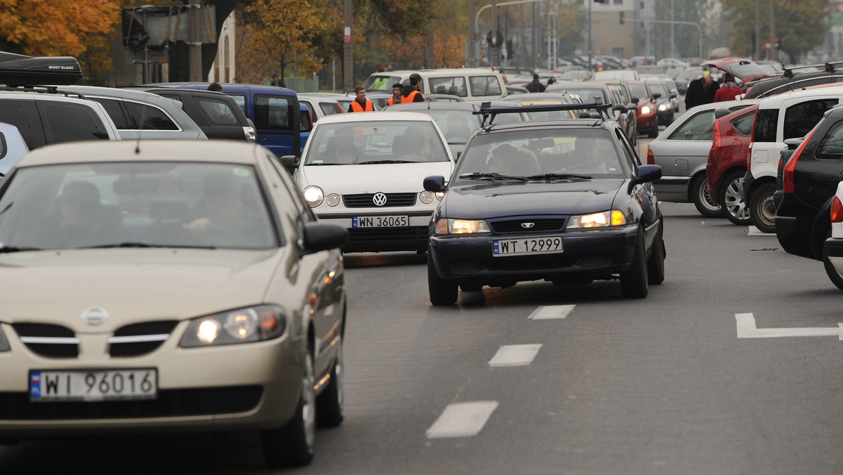 Od piątku do poniedziałku na polskich drogach doszło do 387 wypadków, w których zginęło 47 osób, 476 zostało rannych. Policjanci apelują o rozwagę i "zdjęcie nogi z gazu" podczas wtorkowych powrotów do domu.