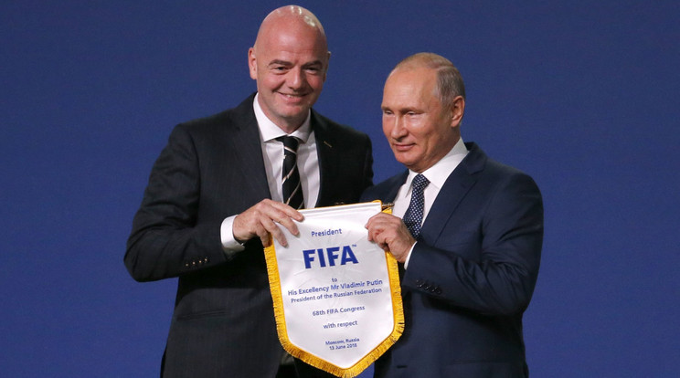 Infantino (balra) FIFA-elnök nemes gesztust tett /Fotó: MTI/AP/Alekszandr Zemljanyicsenko