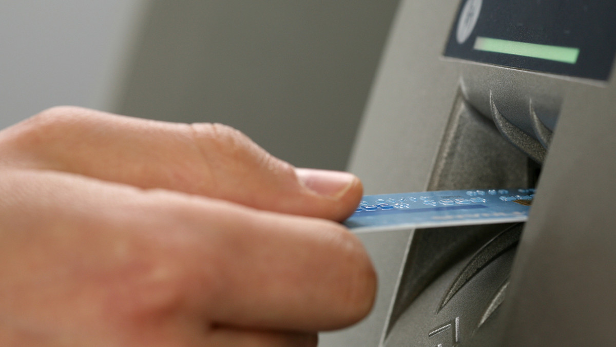 Jeszcze w tym roku ma powstać nowy model obsługi wypłat bankomatowych w kraju. Jednym z powodów jest to, że banki nie chcą dzielić się z Visą i Mastercardem informacjami o kliencie – informuje „Puls Biznesu”.
