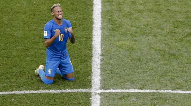 Neymar ráordított cspattársára /Fotó: MTI/AP/Michael Sohn