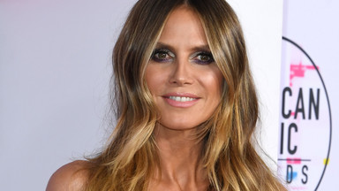 Heidi Klum w kreacji z bardzo głębokim dekoltem na imprezie