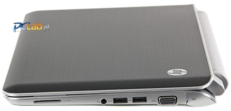 W prawym boku netbooka umieszczono gniazda: D-sub, dwa USB, słuchawek i czytnik kart pamięci (klapka przy zawiasie skrywa złącze sieciowe)