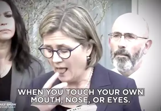 Wideo ekspertów od koronawirusa zalecających niedotykanie twarzy, którzy dotykają twarzy