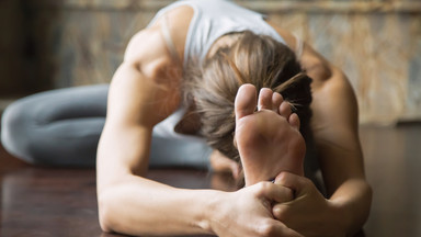 Jak ćwiczyć jogę w domu? To nie takie trudne - zobacz! [INFOGRAFIKA]