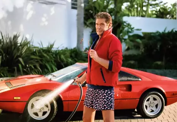 Hasselhoff nosi skarpety i klapki w nowej reklamie "Happy Socks"