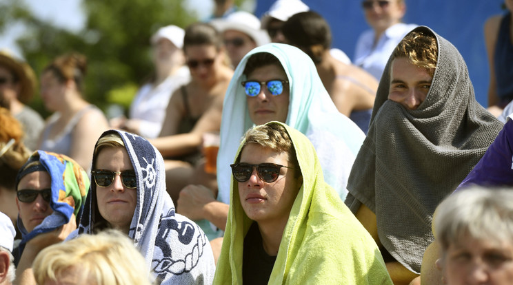 Így védekeztek a nézők
az erős napsütés ellen /Fotó: MTI -Koszticsák Szilárd