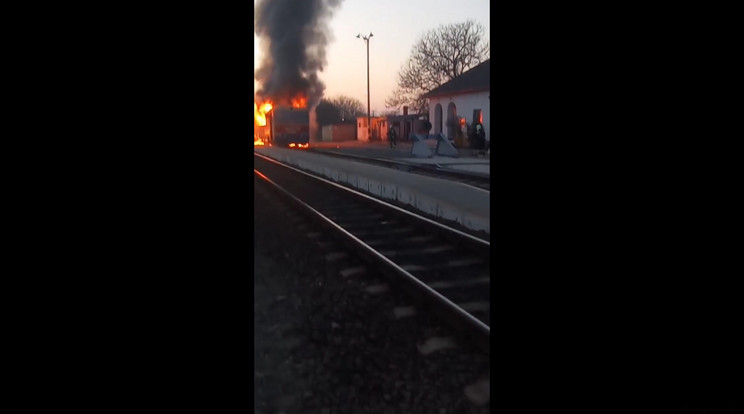 Az egységek két vízsugárral körülhatárolták, majd eloltották a lángokat / Fotó: Facebook/pillanatkép a videóból