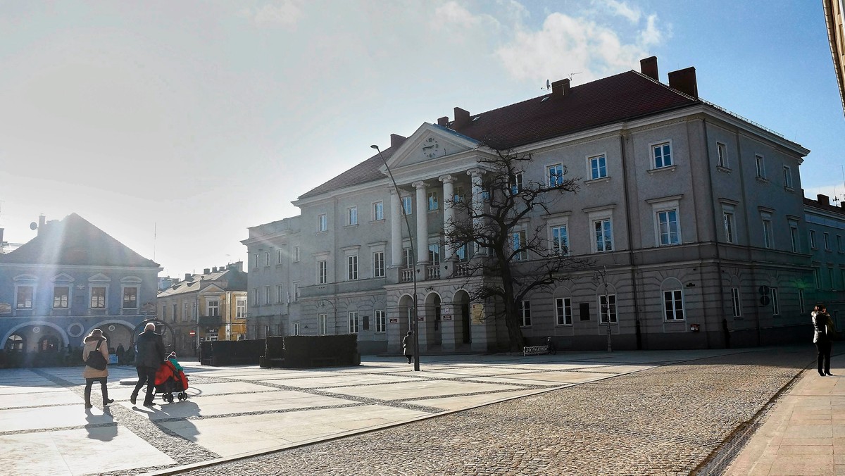 127 projektów wpłynęło od mieszkańców do kieleckiego Urzędu Miasta w ramach budżetu obywatelskiego. Od dzisiaj można je przeglądać i oceniać. Pieniędzy jest jednak 10 razy mniej, niż oczekują kielczanie. Pod koniec czerwca dowiemy się, na które inwestycje znajdą się pieniądze.