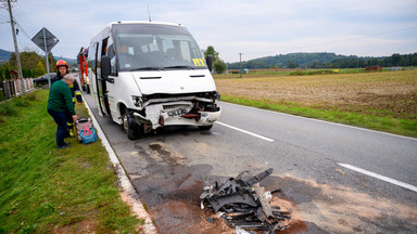 Czołowe zderzenie pod Tarnowem. W busie podróżowały dzieci