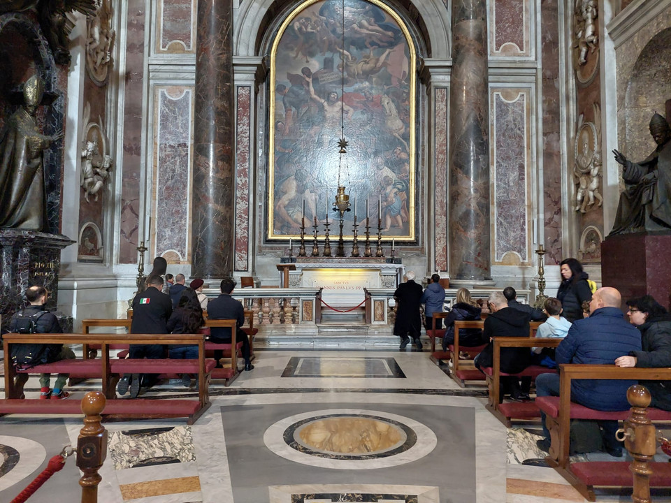 Przy grobie Jana Pawła II w Bazylice św. Piotra nieustająco modlą się ludzie z całego świata
